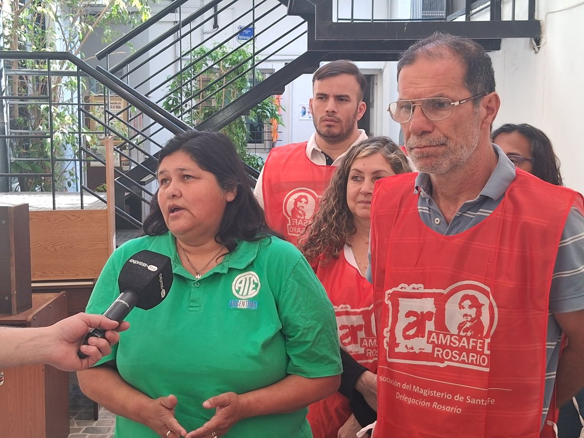 lorennadoc's tweet photo. Conferencia de Prensa con @RosarioAmsafe
¡Basta de descargar el ajuste sobre lxs trabajadorxs y la comunidad!
@ATERosario @Si989
#SalariosDignosYa #PaseAPlanta #AsignacionesFamiliares #Paritarias #noalajuste #EducaciónPublica #aterosario https://t.co/AdzzLJC6vJ