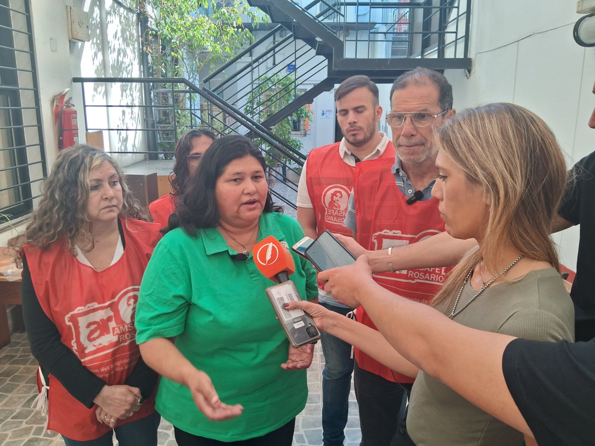 lorennadoc's tweet photo. Conferencia de Prensa con @RosarioAmsafe
¡Basta de descargar el ajuste sobre lxs trabajadorxs y la comunidad!
@ATERosario @Si989
#SalariosDignosYa #PaseAPlanta #AsignacionesFamiliares #Paritarias #noalajuste #EducaciónPublica #aterosario https://t.co/AdzzLJC6vJ