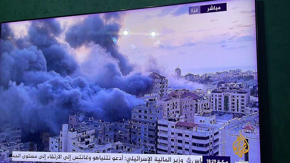 Hind_Gaza's tweet image. My house in Gaza has been surrounded by endless airstrikes for more than 5 hours today. 

My family is okay, but the internet and essential services are disrupted - no internet, no electricity, no water. Safety feels like a distant dream.

#GazaUnderAttack