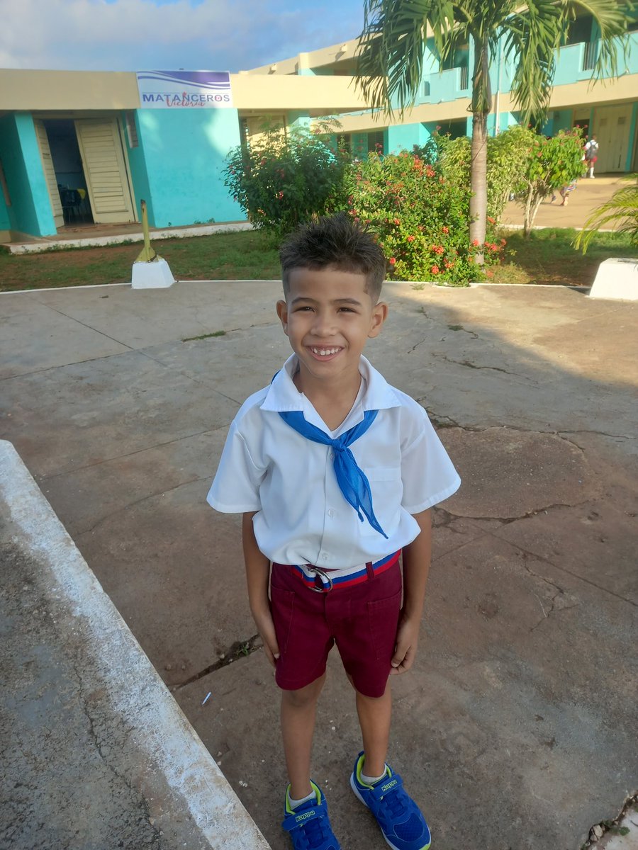 ..el enamorado de su pañoleta azul y yo orgulloso de verlo sonreir, lo que me hace luchar por cada sueño.