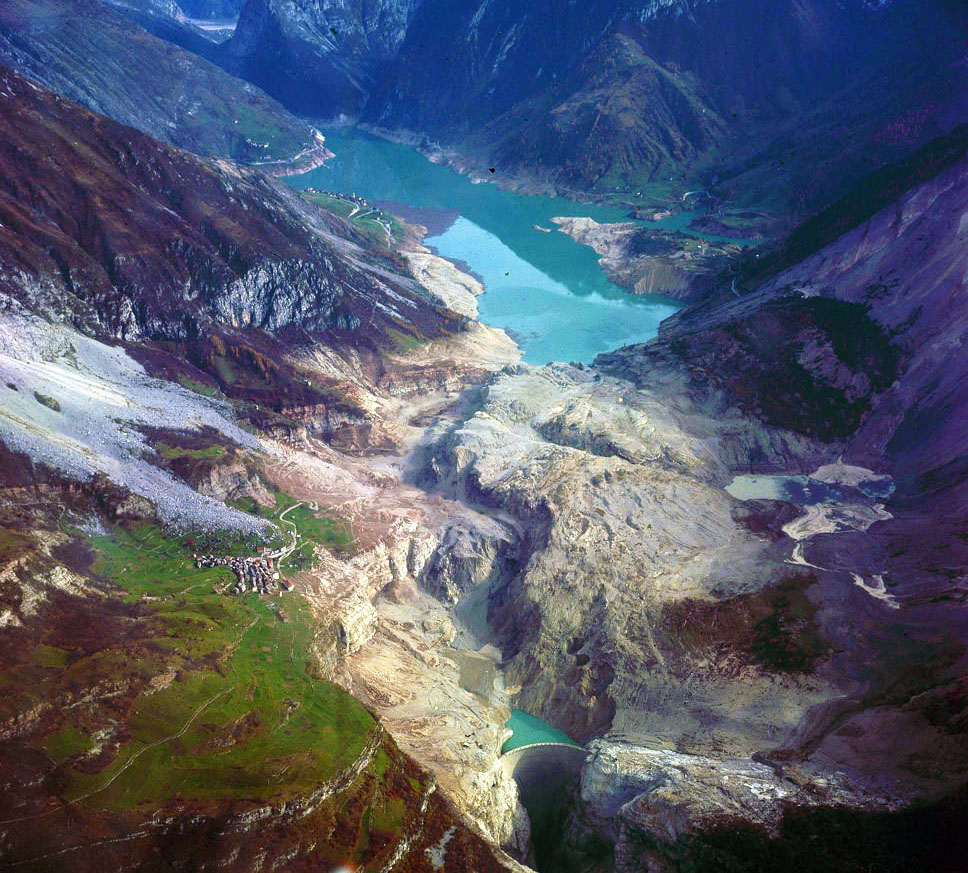 SiNucleare's tweet photo. Come ogni anno, ricordiamo il disastro del #Vajont il giorno del suo anniversario. 60 anni fa l'irresponsabilità umana legata alla costruzione di una diga causò 1917 morti. Eppure al giorno d'oggi è solo il #nucleare ad essere insultato, quando è in realtà la fonte più sicura. https://t.co/I3c8pFddwZ