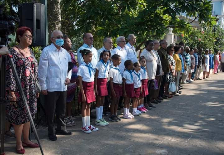 #CubaViveEnSuHistoria
📢 Con homenaje al Padre de la Patria de la Patria, Carlos Manuel de Céspedes, #LaHabanaDeTodos conmemoró hoy el aniversario 155 del inicio de nuestras luchas por la independencia.
#UnaSolaRevolución 
<a href="/torres_iribar/">Luis Antonio Torres Iribar</a> <a href="/YanetHzP/">Yanet Hernández Pérez</a> <a href="/JesusOtamendiz/">Jesús Otamendiz Campos</a>