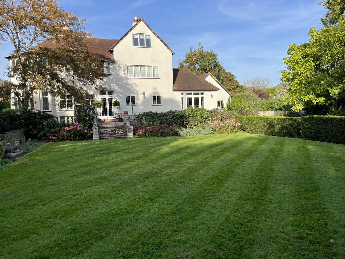 2002Gat's tweet photo. Striping lawns in the sunshine https://t.co/Z1hjZ9iTvz