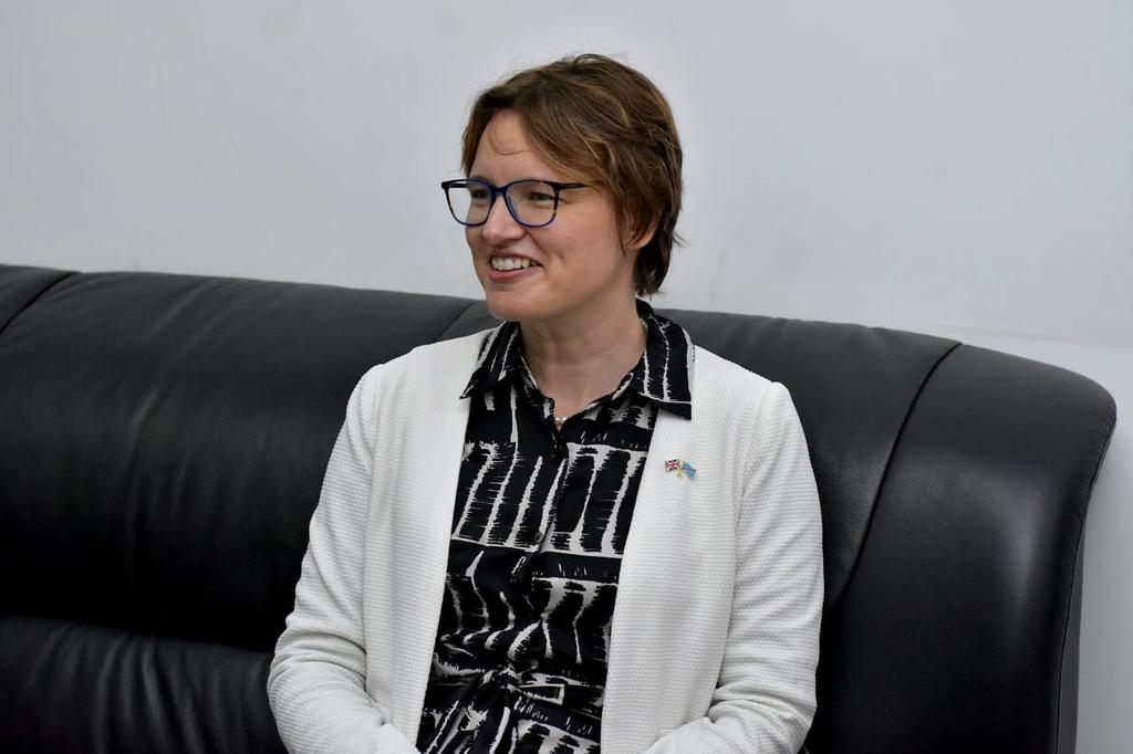 Séance de diplomatie économique ce jour avec l'Ambassadeur Britannique en RDC, S.E #ALYSONKING qui tient au partenariat gagnant-gagnant entre la RDC et le Royaume Uni.
Les barrières linguistiques ne doivent pas être un handicap pour les investissements comme d'aucuns peuvent le