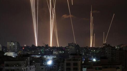 Defensa_Israel's tweet photo. Algunas respuestas a las muchas preguntas! Parte 2
🇮🇱🔥🇵🇸💀 #Israel
Un muy resumido esquema de como se iniciaron los ataques a la frontera israelí con Gaza:
- El ataque de Hamás comenzó con la destrucción (con uno de los 35 drones utilizados) del sistema See Shooter israelí que controlaba la zona principal del terreno, una torre dotada de radares, sensores y RCWS (armas controladas remotamente).
- Al mismo tiempo, el grupo terrorista comenzó a lanzar muy densas andanadas de cohetes hacia el sur y el centro de Israel buscando saturar las defensas del Iron Dome.
- Eran las 6:30 de la mañana pues recuerdo muy bien haber mirado mi reloj al escuchar las explosiones y las sirenas.
- Inmediatamente comenzaron a destruir sectores de la valla fronteriza y del Paso Fronterizo de Erez con explosivos, bulldozer y excavadoras, e iniciaron un rápido ataque a la ciudad fronteriza de Sderot con comandos montados en pick-ups, avanzando casa por casa, y ejecutando a las familias que apenas se habían despertado con la sorpresa de encontrarse con terroristas forzando las entradas de sus casas.
- Paralelamente, sus comandos se enfocaron en ingresar a ocho puestos militares ubicados junto a la frontera, en donde los pocos militares que no estaban de permiso por las fiestas de Sukkot y Simjat Torá, fueron también sorprendidos, mayormente durmiendo.
- Hay videos de cada uno de estos ataques en donde se puede observar a los soldados corriendo hacia los tanques y hacia sus posiciones de defensa, y muchos de los carristas fueron capturados o muertos antes de llegar a sus tanques.
- Durante uno de estos ataques tomaron por asalto el CG de Reim y destruyeron los sistemas de comunicaciones de la División Regional Gaza, dejando a toda la zona a ciegas y a los mandos militares de la región sin acceso a las comunicaciones y a las decenas de cámaras remotas instaladas por toda la zona, de modo que pasó un largo y valioso tiempo en que ninguno sabía lo que estaba sucediendo.
- La confusión y la lentitud en reaccionar (por falta de confirmación sobre las razones de las explosiones que se escuchaban) desde los puestos militares cercanos, contrastó con la rapidez con la que llegaron las patrullas policiales a varios de los puntos de infiltración, razón por la cual al inicio de la operación de Hamas mueren 30 policías israelíes y decenas son heridos al caer en emboscadas de las células terroristas que ya los estaban esperando a lo largo de la ruta que corre paralela a la frontera.
Seguiré con el relato de los sucesos en una tercera parte.