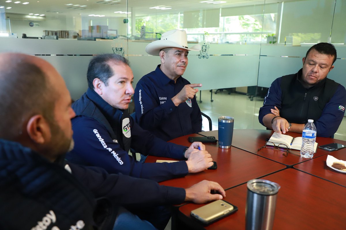 campogobgente's tweet photo. @Paulo_Banuelos Secretario de Desarrollo Agroalimentario y Rural, encabezó la reunión directiva de la #SDAyR, para analizar el avance de los programas de apoyo entregados a las familias guanajuatense del sector rural.
#NuestraGrandezaEstáEnElCampo https://t.co/vQHitAQGuE