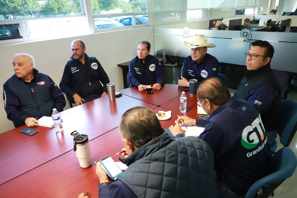 campogobgente's tweet photo. @Paulo_Banuelos Secretario de Desarrollo Agroalimentario y Rural, encabezó la reunión directiva de la #SDAyR, para analizar el avance de los programas de apoyo entregados a las familias guanajuatense del sector rural.
#NuestraGrandezaEstáEnElCampo https://t.co/vQHitAQGuE