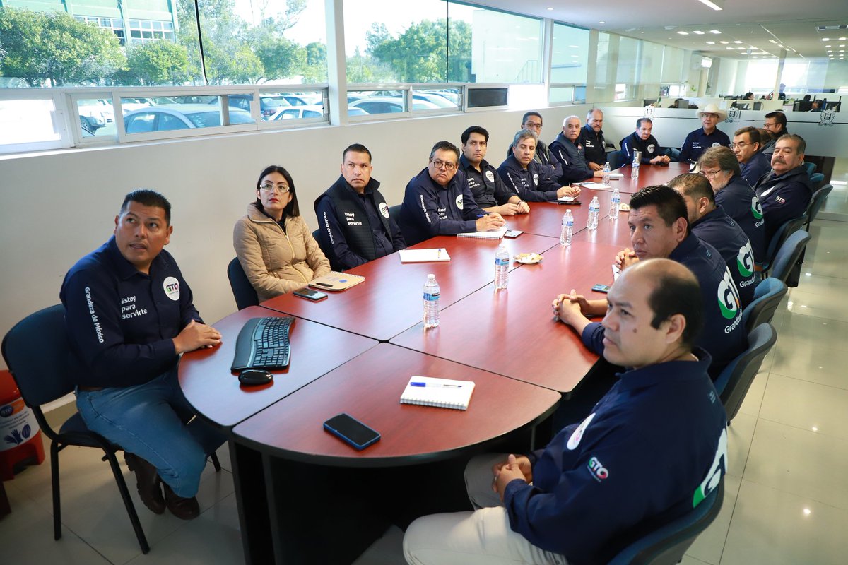 campogobgente's tweet photo. @Paulo_Banuelos Secretario de Desarrollo Agroalimentario y Rural, encabezó la reunión directiva de la #SDAyR, para analizar el avance de los programas de apoyo entregados a las familias guanajuatense del sector rural.
#NuestraGrandezaEstáEnElCampo https://t.co/vQHitAQGuE