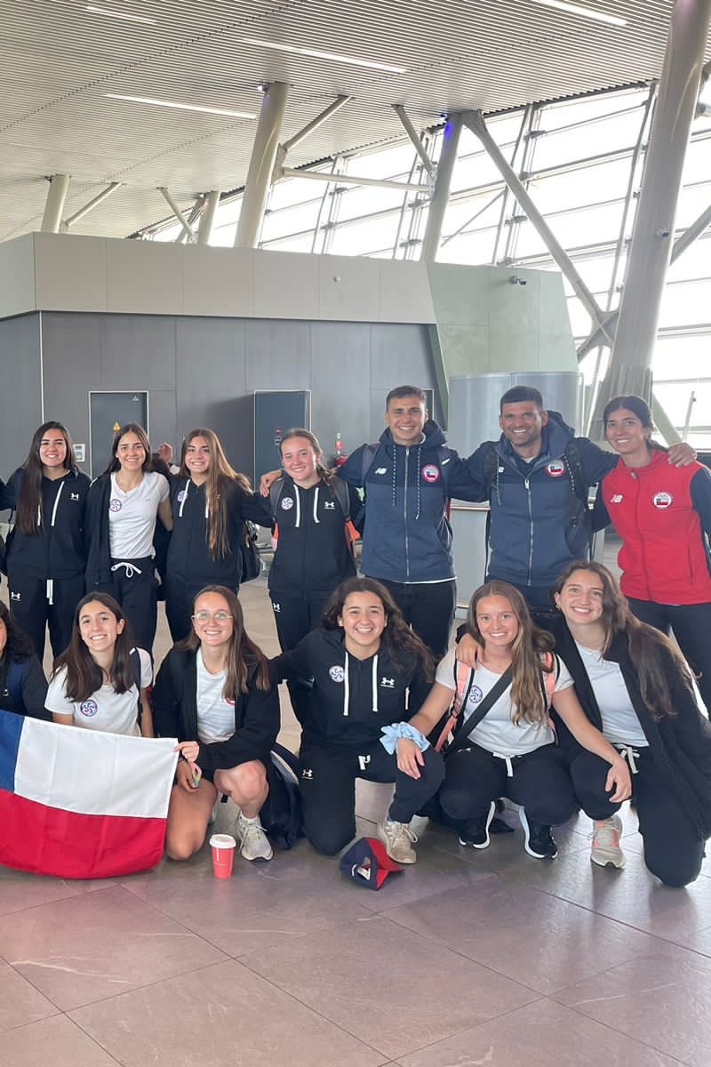 chile_hockey's tweet photo. 👏🏼✈️🇺🇾 Rumbo a Montevideo
Las #DiablasJR se marchan a la capital uruguaya para una serie de encuentros preparatorios de cara al Mundial Junior Femenino Santiago 2023. Si aún no tienes tu entrada compra la tuya aquí 🎟️ https://t.co/AVqeJ8bjUK
#ChileHockey #MásHockey #DiablasJR https://t.co/KSTBWBE5PL