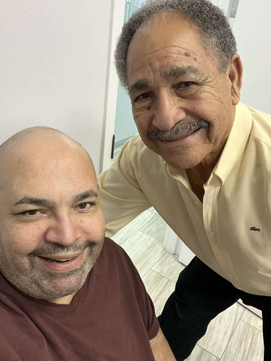 Hace unos minutos, en la oficina de mi doctora,Wanda M Berrios Diaz, me reencontré con uno de mis ídolos de la niñez, el gran pelotero, de los Criollos de Caguas, Don Félix Millán.
#feliz #agradecido #CriollosDeCaguas #beisbol #pasadetodoperotodopasa