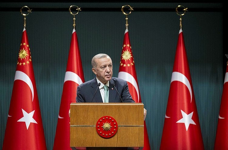 WHO18811938's tweet photo. 👉Erdoğan: Gazze halkının ihtiyaç duyacağı insani yardım malzemelerinin tedariki konusunda gerekli hazırlıklarımızı yapıyoruz.
👉Mavi Marmara 2 yükleniyor…
👉Yardım için yola çıkmayı düşünen varsa iki defa düşünsün sonra ortalık karışınca giderken bana mı sordunuz diyor…
#cokusdonemi