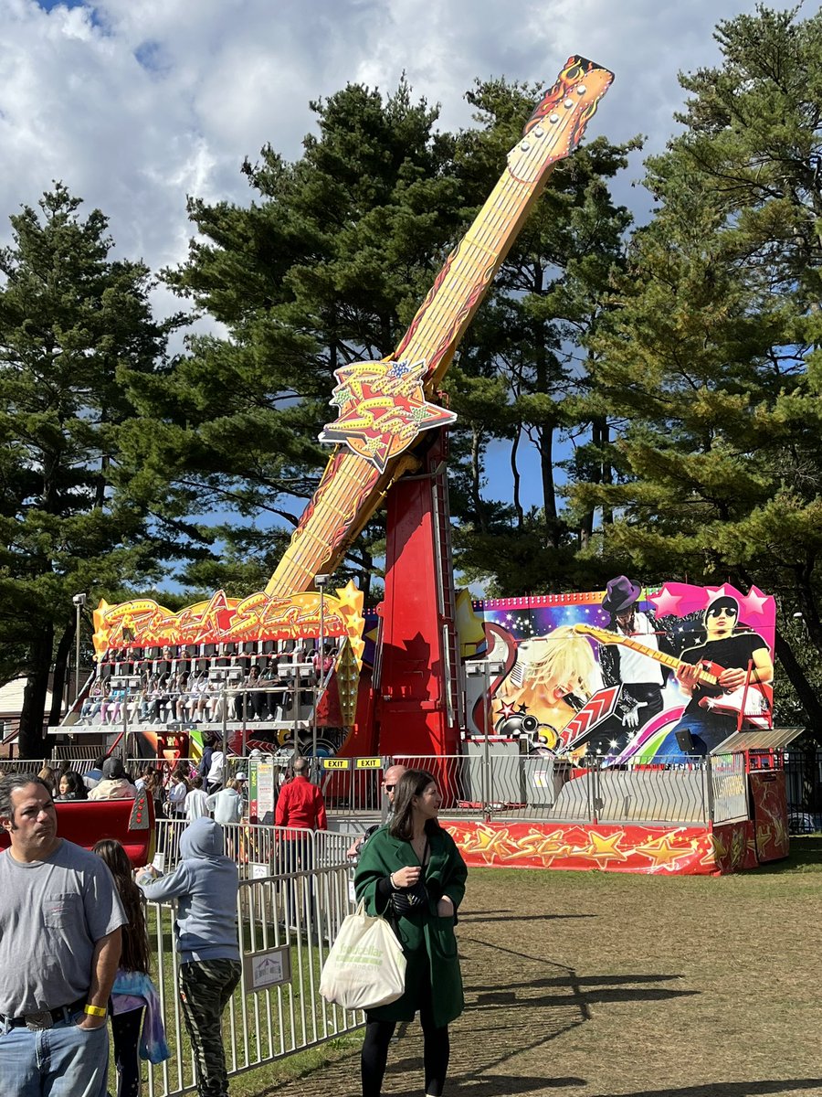 jammin32's tweet photo. @PFTCommenter is that you on the right hand side of the ride? https://t.co/OXmcKKux1I