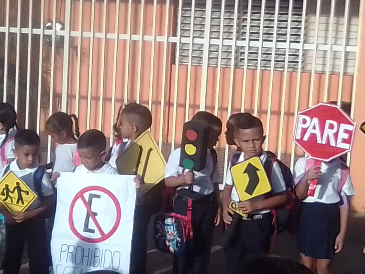 CebitSantaMaria's tweet photo. La educación vial se define como una disciplina escolar y como requisito de la vida moderna para usar las vías públicas, ya sea como pasajero, peatón o conductor. Y hoy lunes 5 de Octubre los estudiantes de 1° Grado nos demostraron cuan importante son estás señales de tránsito https://t.co/JCO0N34AIE