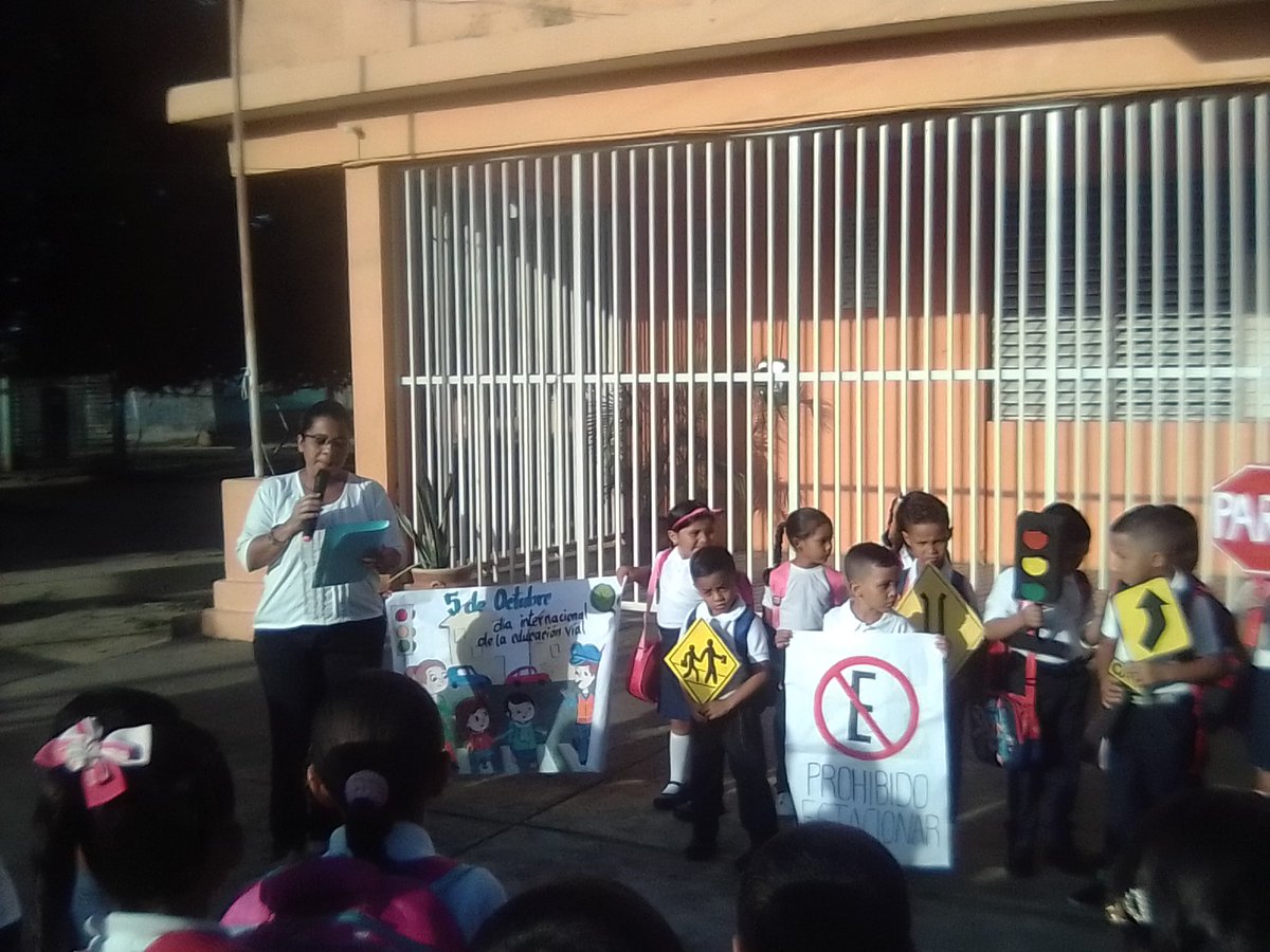 La educación vial se define como una disciplina escolar y como requisito de la vida moderna para usar las vías públicas, ya sea como pasajero, peatón o conductor. Y hoy lunes 5 de Octubre los estudiantes de 1° Grado nos demostraron cuan importante son estás señales de tránsito