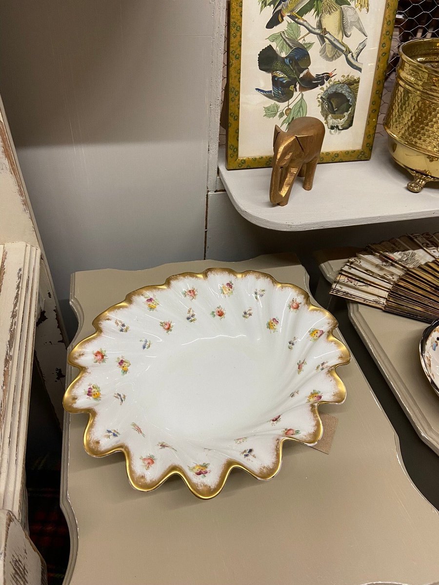 Antique Gilt Edge Porcelain Fluted Bowl makes a stylish piece of homeware. #antiquebowl #uniquehomeware #antiquesforsale number51interiors.etsy.com/listing/145461…