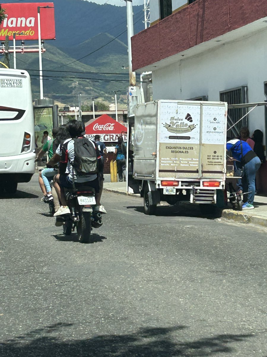 mfernandovila's tweet photo. @MunicipioOaxaca @TransitoyMovOax es legal que en una avenida de flujo continúo, se permita el ambulantaje? @Betillocruz https://t.co/H2EFhgUCvQ