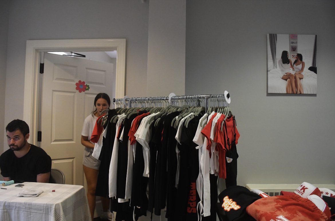 RubySiefken's tweet image. Annika’s Customs hosted a pop-up sale at AOPalooza, an Alpha Omicron Pi philanthropy event, last weekend. Stay tuned for video coverage of the event. 
@AlannaKopania #j262a