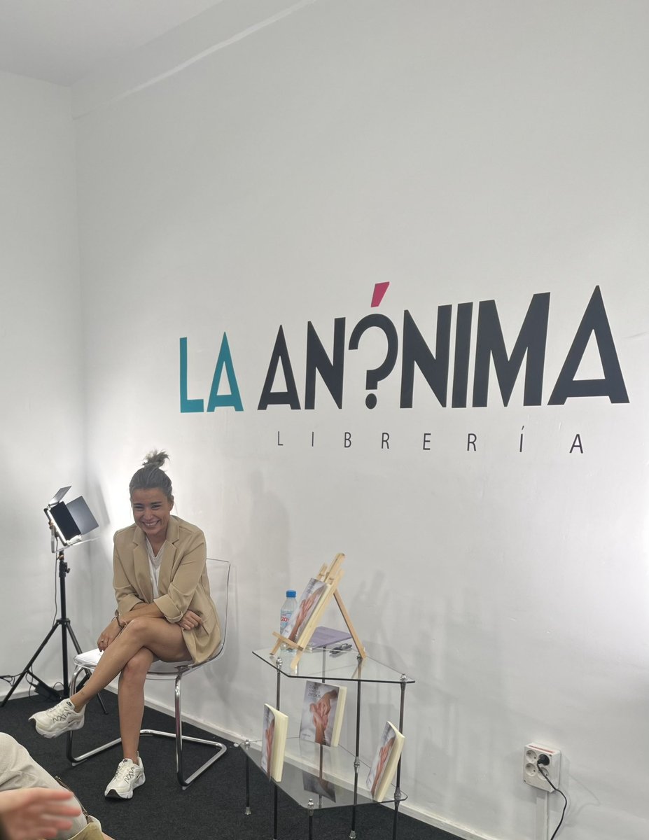 GRACIAS a toda la gente que me acompañó este pasado sábado en la presentación de mi primera novela.
Me sentí muy arropada y aún más satisfecha de este libro después de escucharos.
Gracias a <a href="/laanonimalib/">La Anónima Librería</a> por tener un espacio tan bonito y acogedor.✨
¡Nos vemos en la próxima! 📖