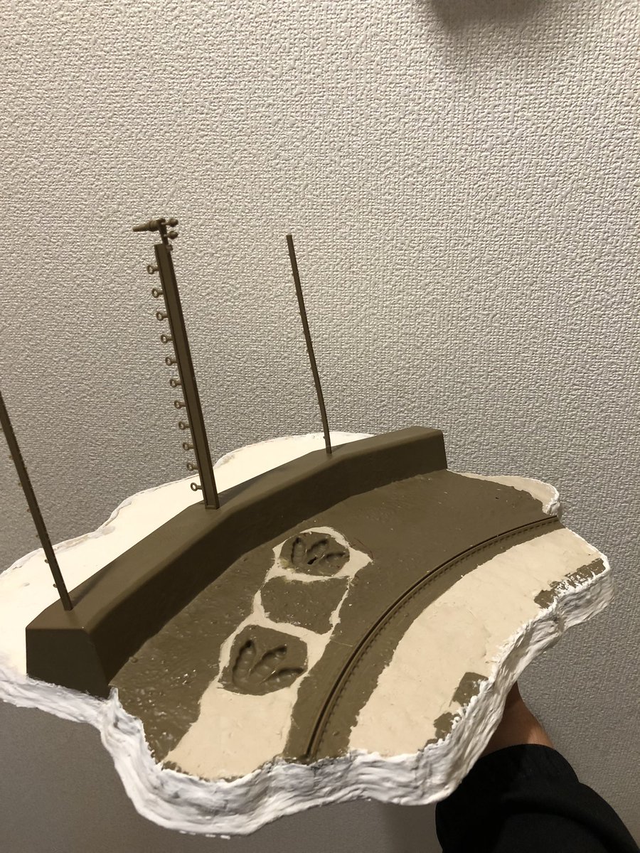 三連休はエクスプラスのジオラマ台を
ちまちま拡張。
やっぱり車置きたいじゃん。
横長でイケヤのケースに入らないから
レクシィちゃんは前に。