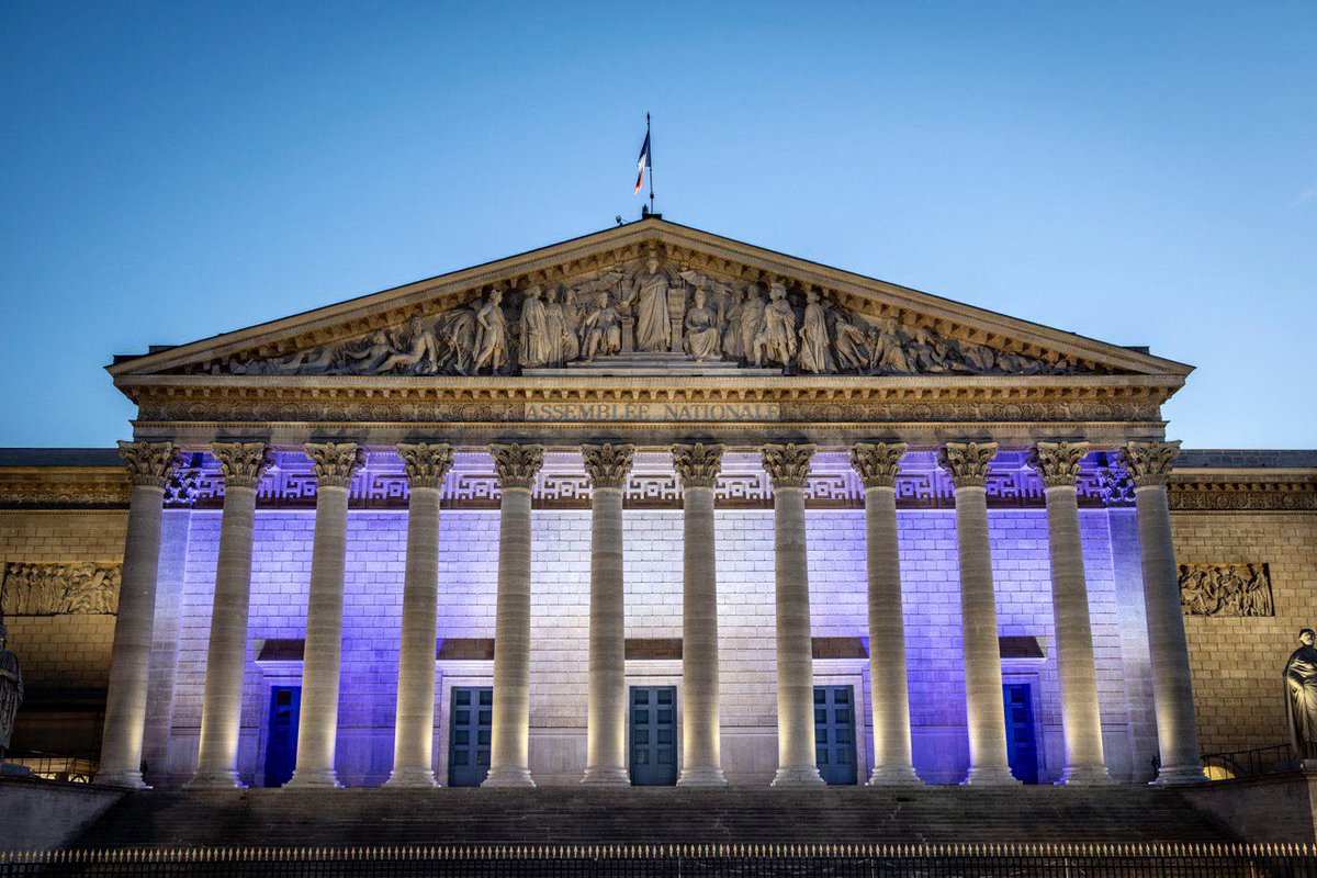 L’@AssembleeNat s’illumine ce soir aux couleurs d’un pays ami, #Israël, endeuillé depuis samedi par les attaques terroristes du Hamas. Soyons unis et solidaires.