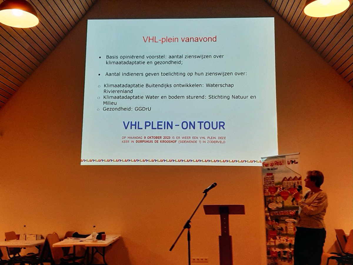 VHLLokaal's tweet photo. Vanavond zijn met bijna voltallige fractie aan bij het vhlplein on tour in de Krooshof in Zijderveld. Veel insprekers en uitleg zienswijzen concept omgevingsvisie  @NLWaterschappen waterberging  en @ggd Utrecht over leefomgeving https://t.co/MFdRpgqxpT