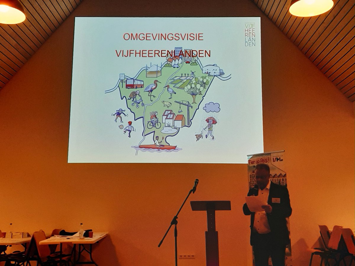 VHLLokaal's tweet photo. Vanavond zijn met bijna voltallige fractie aan bij het vhlplein on tour in de Krooshof in Zijderveld. Veel insprekers en uitleg zienswijzen concept omgevingsvisie  @NLWaterschappen waterberging  en @ggd Utrecht over leefomgeving https://t.co/MFdRpgqxpT