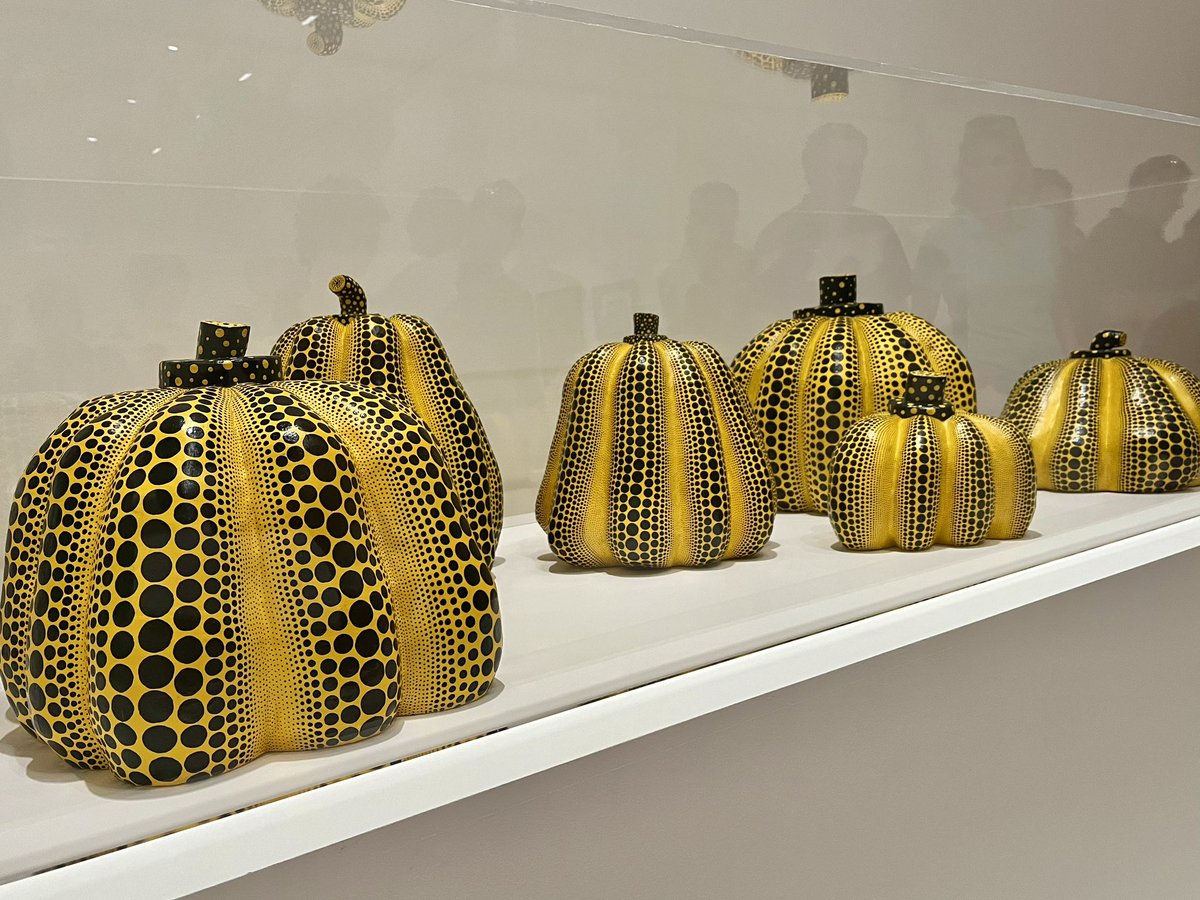 Sanoteo's tweet photo. Las calabazas #lunares de Yayoi Kusama. Encarnación  de una fuerza vital, entrañables y a la vez grotescas.   #calabaza #arte #guggenheim https://t.co/bWQqtxRRB4