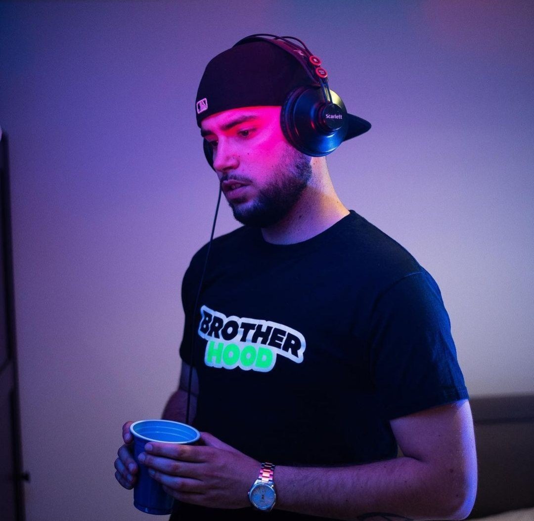 ActuBenPLG's tweet photo. CEST TROIS GOAT SONT ENTRAIN DE PLIER UN CLASSIQUE EN STUDIO ON EN PARLE OU PAS !?!? https://t.co/O0WGjJonUW