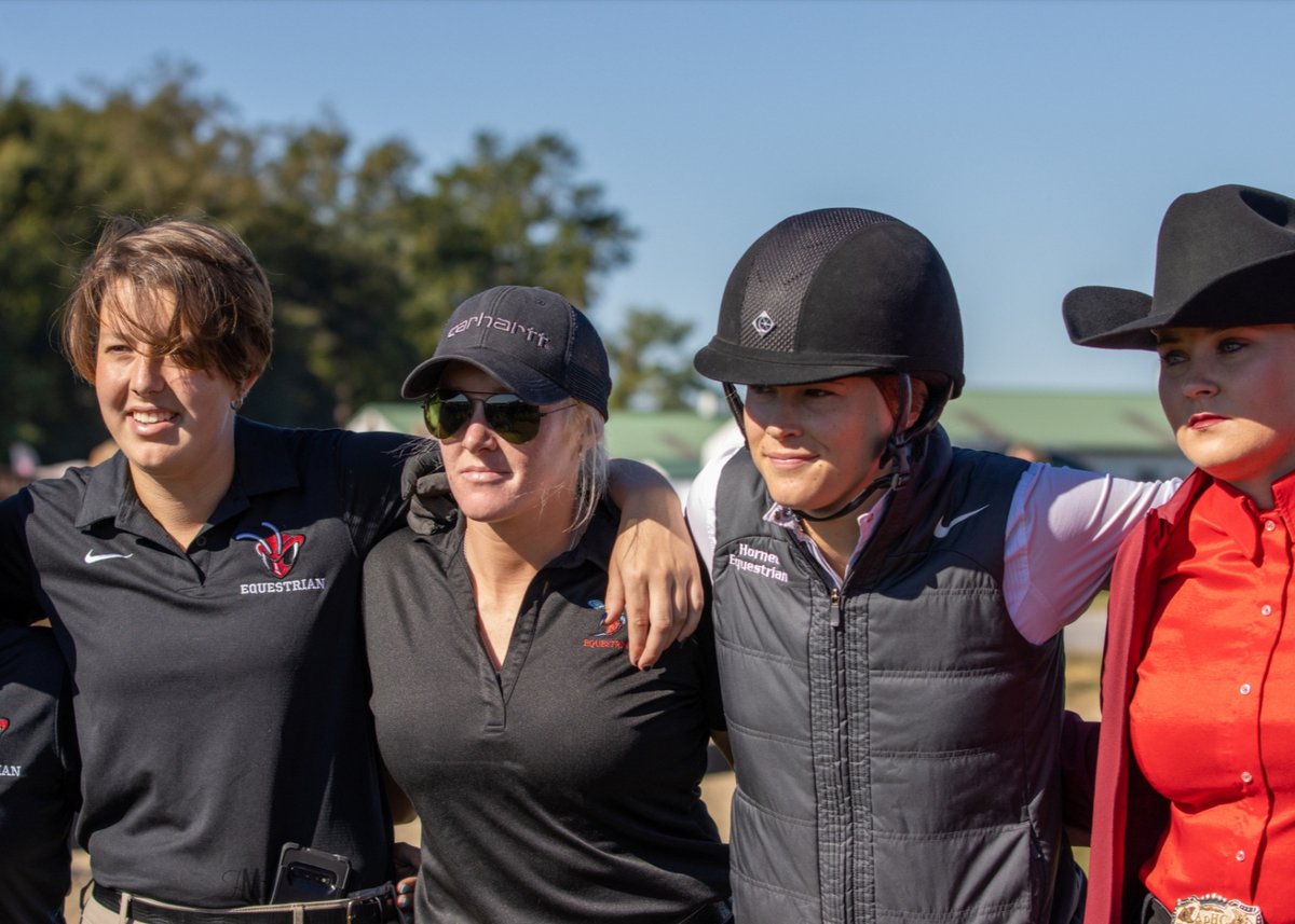DSUEquestrian's tweet photo. ◂𝐓𝐞𝐚𝐦𝐦𝐚𝐭𝐞 𝐨𝐟 𝐭𝐡𝐞 𝐖𝐞𝐞𝐤‣

Morgan Dowling
📝Senior, Forensic Biology
🏠Arnold, Maryland

Morgan has been riding horses for 12 years and she is conversational in sign language!

#stingem #DSUEQ #makeaSTATEment https://t.co/QbrPHtr2k7