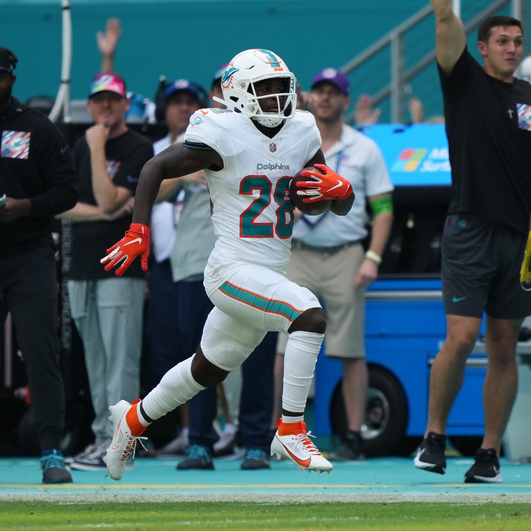 MySportsUpdate's tweet photo. #Dolphins rookie RB De'Von Achane dealing with a knee injury and is being evaluated, coach Mike McDaniel told reporters. He wouldn't say anything further than that. https://t.co/yvHe95RTK0