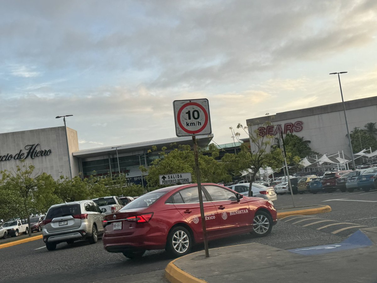 s_ergioabel's tweet photo. @bienestarmx @BienestarChis acá anda una unidad perdida, domingo en altabrisa vhsa, se supone que los vehículos oficiales no son para ir de compras. https://t.co/48NQVF0vDr
