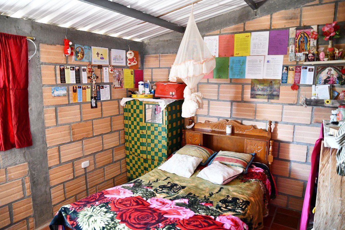 MAguilarHurtado's tweet photo. "Gracias gobernador por nuestra casita, nos cambió la vida🏠 " con esta frase nos recibe doña Leidy, don José y sus hijos Itzel y Dilan en la vereda Gámbita Viejo, una familia dedicada a la agricultura y que por muchos años vivieron en una casa de palo, recubierta por telas para resguardarse. ¡En la Tierra de las Flores, #Gámbita beneficiamos a 30 hogares con #MiTechoEsUnHecho! #LeEstamosCumpliendoASantander 🏠👏🏻