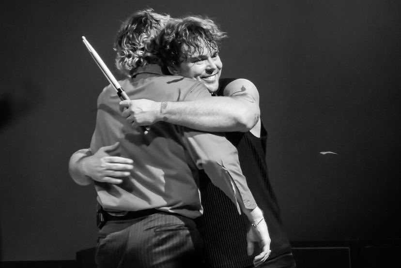 ziamsmiles1's tweet photo. THEM #AshtonIrwin #LukeHemmings #5SOS #The5SOSShowParis #Lashton https://t.co/gLcMoG9KTk