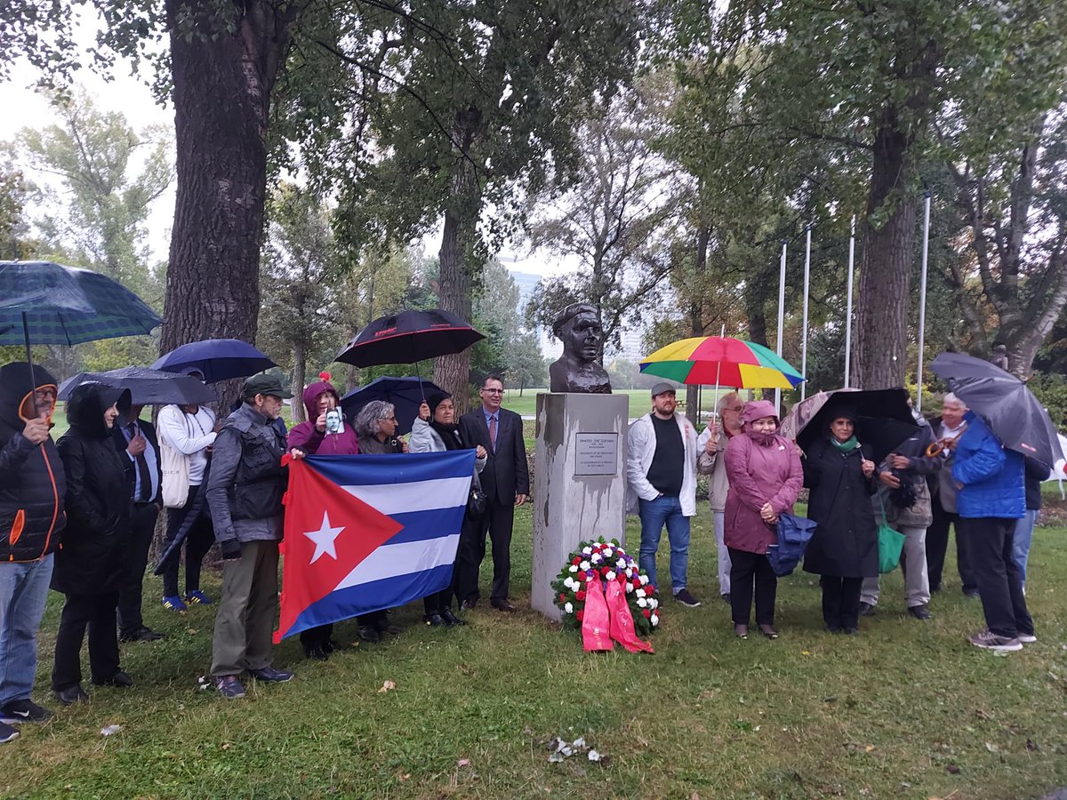 Bajo la lluvia pertinaz del otoño austriaco, la figura del Che se erigió victoriosa y luminosa para las personas que, este lunes, le rindieron homenaje en el Parque del Danubio como parte del 56 Aniversario de su desaparición física en Bolivia. #CheVive misiones.cubaminrex.cu/es/articulo/ri…