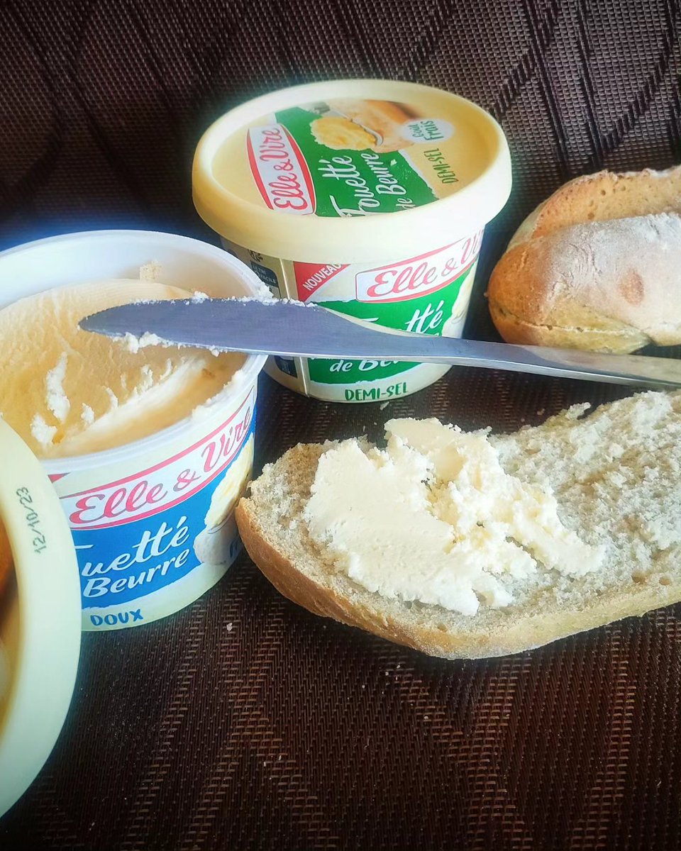 mmeechantillon's tweet photo. Mes deux pots le fouetté de @ElleetVire , un beurre #demisel et un #doux.
J'ai une préférence pour les beurre demi-sel et vous ? les fouettés sont doux, facile à étaler sur la tartine et très crémeux
Merci @sampleo pour cette gourmande sélection
#elleetvire #beurre #sampleo https://t.co/8WDURNzfYH