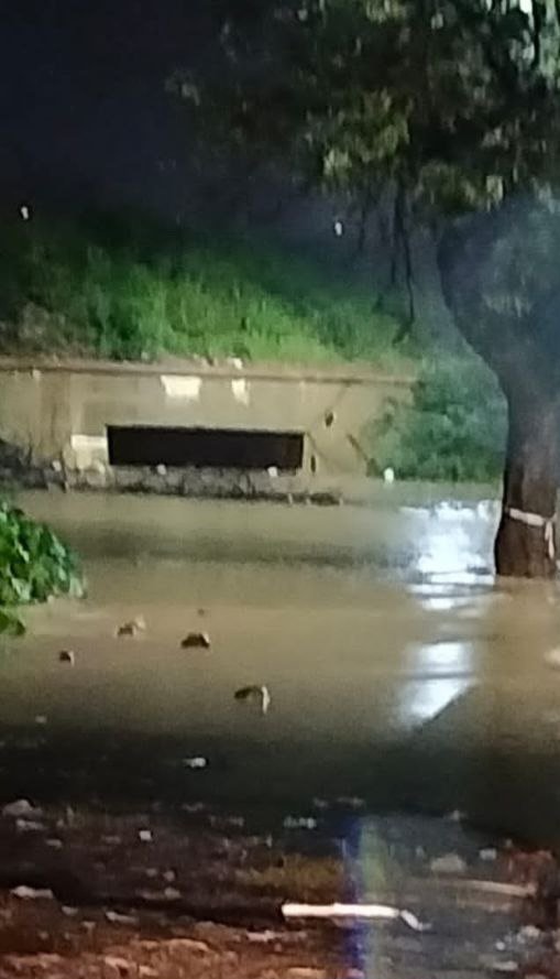 CitizenPulseX's tweet photo. @halairporttrfps @CPBlr @Jointcptraffic @DCPTrEastBCP @acpwfieldtrf @blrcitytraffic @BlrCityPolice @0RRCA @WFRising @WF_Watcher @3rdEyeDude @Hamsa85005429 @NammaBengaluroo @ChristinMP_ @Lolita_TNIE @BangaloreMirror @DeccanHerald @TVMohandasPai @DKShivakumar @PCMohanMP @MALimbavali @rajeevgowda The Evergreen #CromaRoad, submerged due to heavy waterlogging as per the nature of the vent, which can't even sustain one spell-bound of rain, so no surprises 😑 😒 here ❗️ https://t.co/jJP5IMsQri