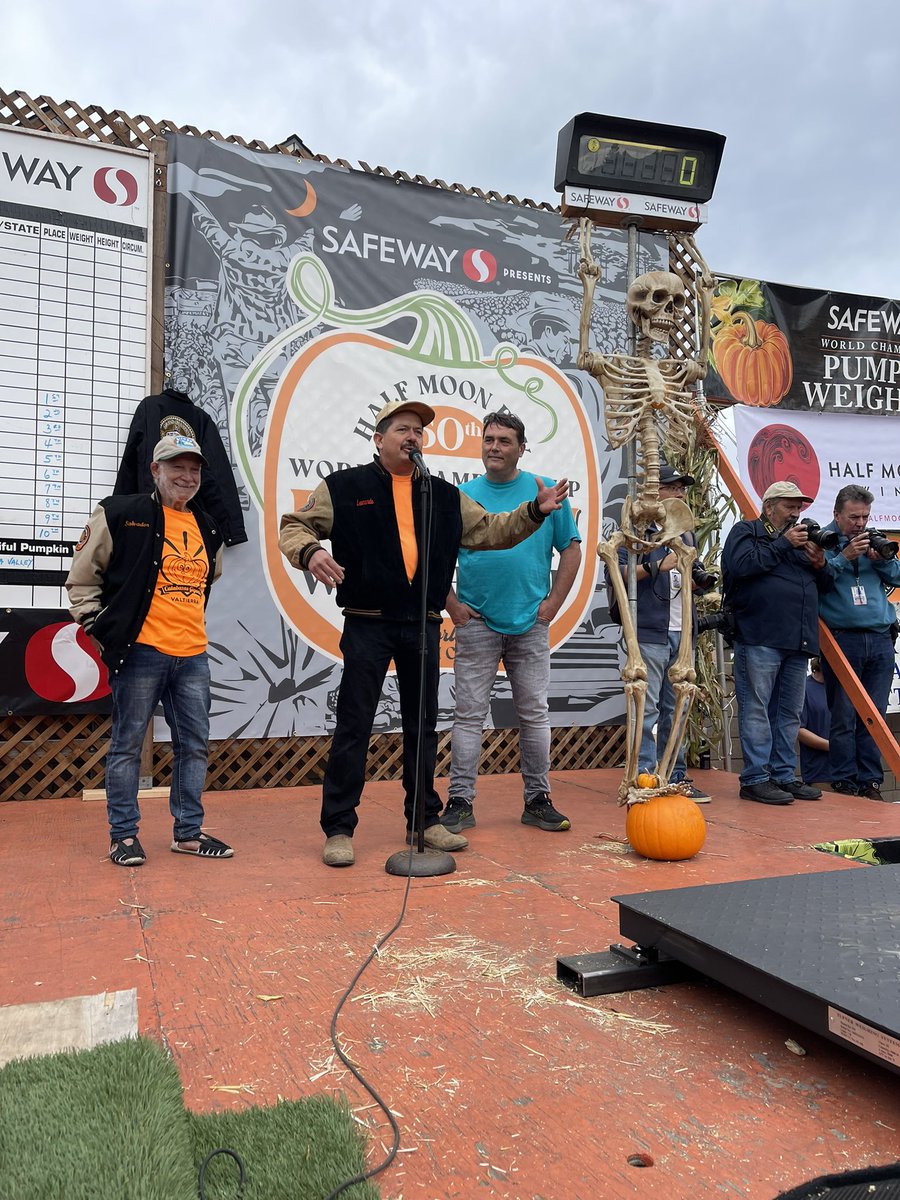 Leonardo Urena, Napa CA initially DQ’d but overturned and current leader at 1893-lbs. Also proud to introduce Ruben Mendi, Pumpkin Growing King
of Spain.