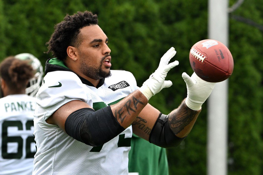 Connor_J_Hughes's tweet photo. BREAKING: Alijah Vera-Tucker is out for the 2023 season with a torn Achilles. The #Jets lose their top OL. 

Second season in a row cut short because of an injury for AVT. Just brutal. 

@BrianCoz first. https://t.co/F7g05aJaZn