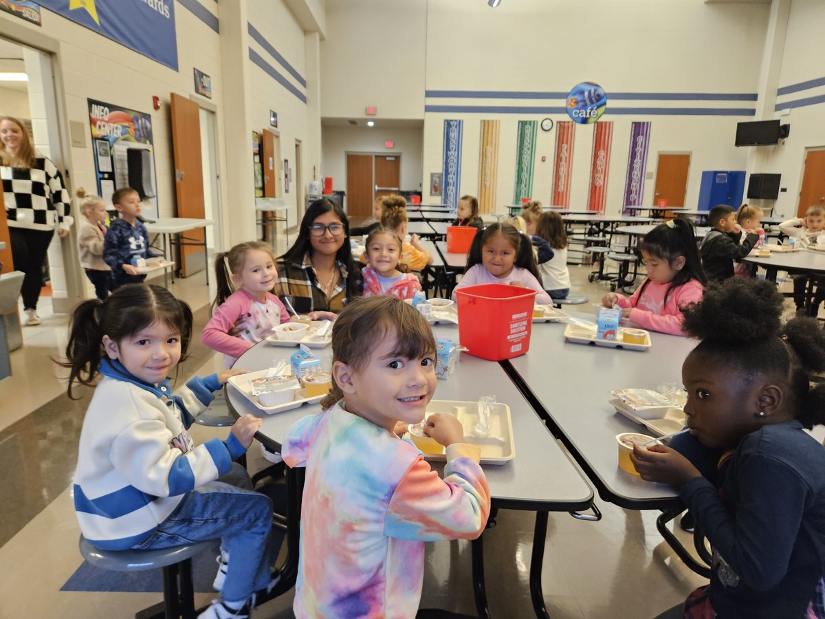 csfhotdogs's tweet photo. We are thankful for the continued partnership between @BRP_Rockets and @FHSHotDogs. These kiddos are more than happy to help out some of our secondary education students, who are completing capstone project coursework while gaining experience in an area of interest! #hotdogpride https://t.co/fpF7xtO2RD