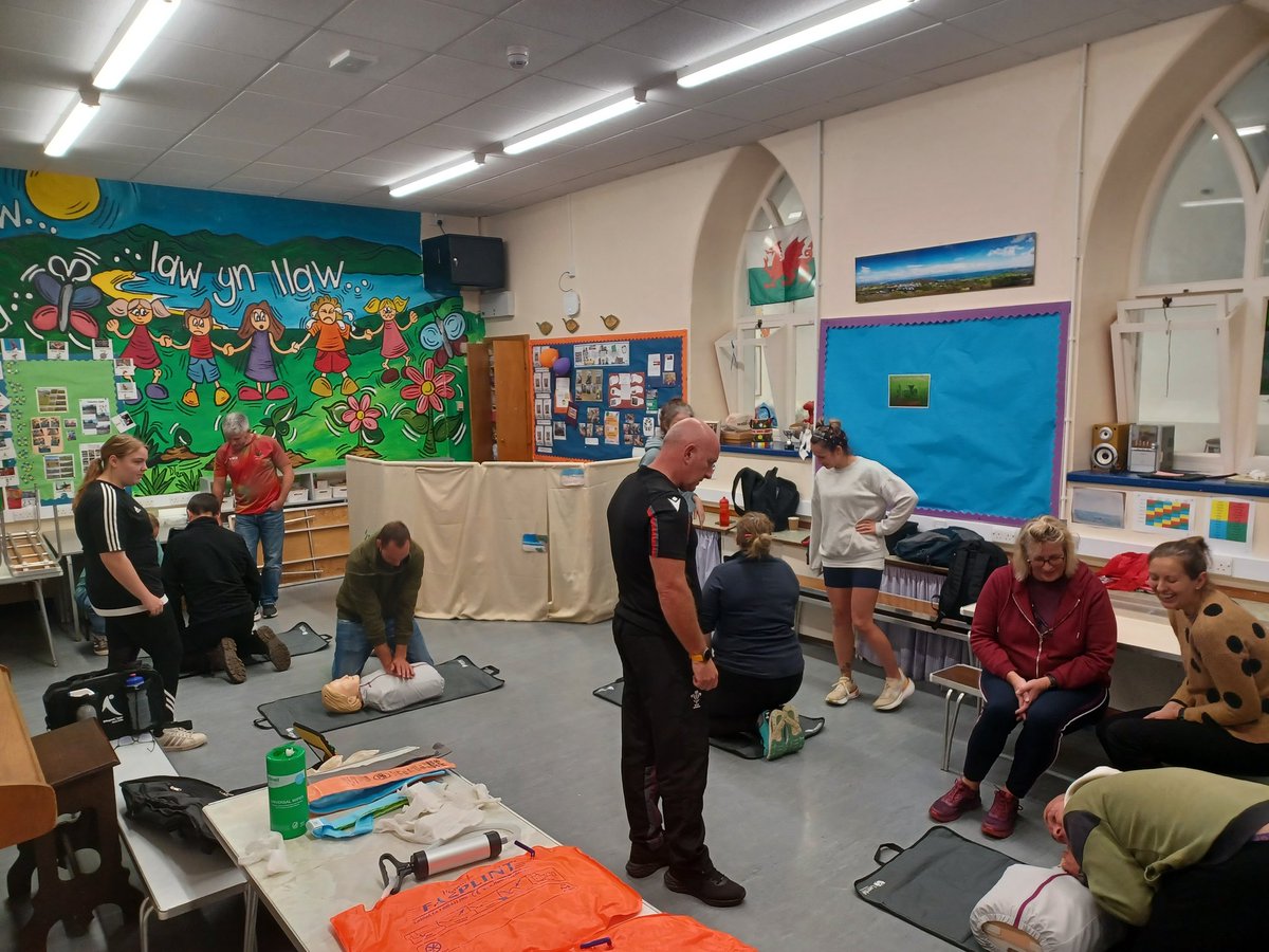 WRU_Community's tweet photo. Another one of our #WRUFirstAid courses running this eve @RygbiPwllheli delivering the basics of Rugby First Aid! We're always looking for new First Aid Educators & particularly in RGC region. interested in joining our casual educator team? Email integrity@wru.wales #WRUMedical https://t.co/Dh9IS3cvYA