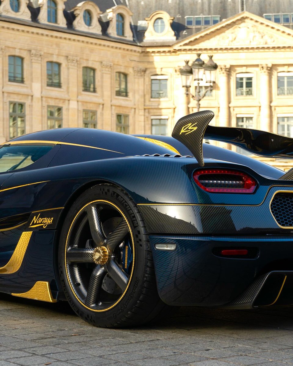 Koenigsegg Agera RS NARAYA 

Quoi de mieux que la Place Vendôme pour y shooter une hypercar ornée d'or et de carbone