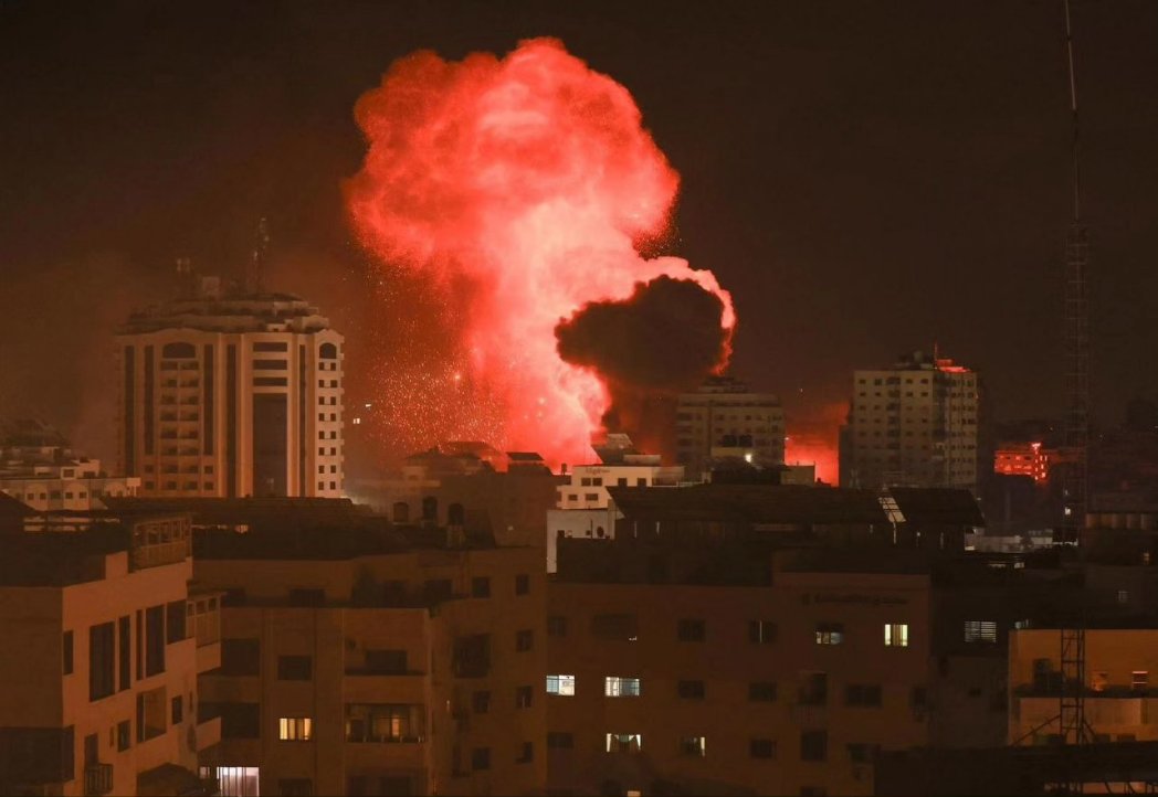 Palestine_Pixel's tweet photo. 🇵🇸 Palestine | The violent raids launched by occupation aircraft on the Al-Remal neighborhood, west of Gaza City

الغارات العنيفة التي شنتها طائرات الاحتلال على حي الرمال غرب مدينة غزة https://t.co/20wss4rd7V