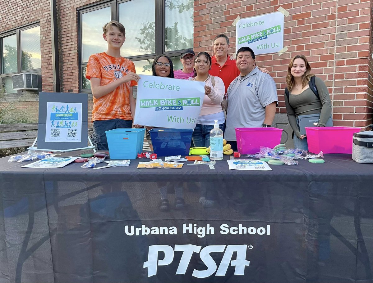 CU_srtsproject's tweet photo. Last week, 5 Urbana schools participated in Walk 'n Roll to School Day. This day encourages students to take a healthier and greener route to school by walking. Thank you to @Urbana116 students, families, and staff as well as @cityofurbana for the support! #walkrolltoschoolday https://t.co/slxgRnU7rZ