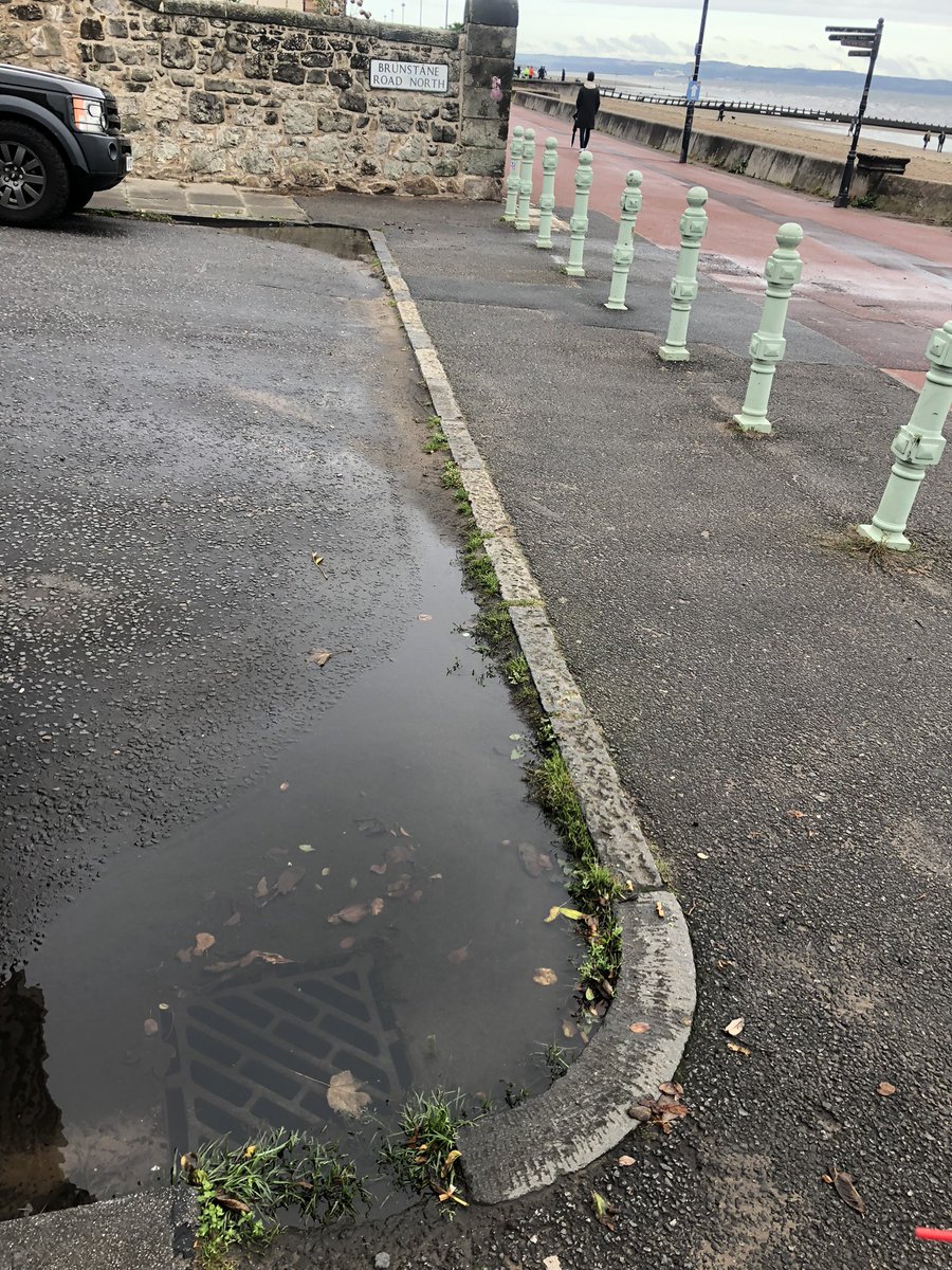 Cleanporty's tweet photo. @edinhelp drain blocked at bottom of Brunstane Road North by the promenade. Smelly 👃 too! Great if u can clear it before more 🌧️! https://t.co/4ANXMu6bvd