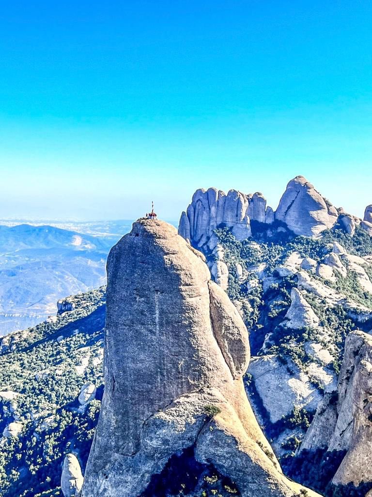 Vista del Cavall Bernat i del pilar de 4 fet diumenge a #Montserrat, en aquest cas des de l’ermita de Sant Antoni. Espectacular. Sense paraules. #VolemMés #Castells #PilarInsòlit