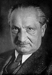 Martin Heidegger (1889-1976) es uno de los filósofos más importantes de la tradición filosófica occidental y, junto a Wittgenstein, probablemente el filósofo más importante del siglo XX.