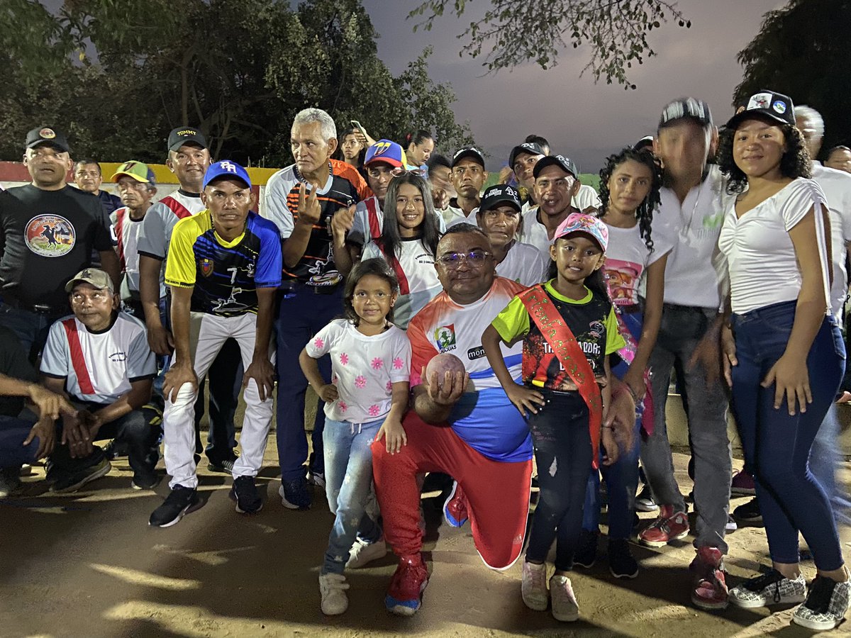 🎱🏈CAMPEONATO DE BOLAS CRIOLLAS🏈🎱

Se inauguró el campeonato de bolas criollas, Copa 🏆 <a href="/NicolasMaduro/">Nicolás Maduro</a> .

Hacer deporte es construir patria…

Vamos por más 💪💪💪
