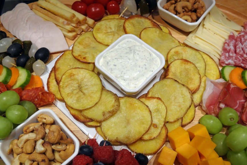 thompson_potato's tweet photo. Welcome to day 8 of “Ontario Agriculture Week” where we all can celebrate the bounty of high quality food that’s produced in Ontario. There are only 7 days in a week so I'm going into overtime! This free recipe for “Potato Crisps &amp; Charcuterie Board” is available on our website. https://t.co/djIcmTjZcP