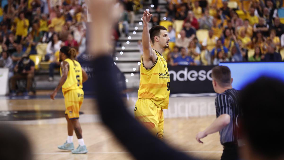 TodoGolesRadio's tweet photo. #SORTE🏀 Tenemos entradas dobles para el estreno en casa del vigente campeón de la @EuroCup, el @GranCanariaCB, ante el campeón de la #Bundesliga🇩🇪, el @ratiopharmulm (miércoles, 20h). 

Aquí te explicamos cómo participar👇🏻. Mucha suerte! https://t.co/8fdHId0Bl4