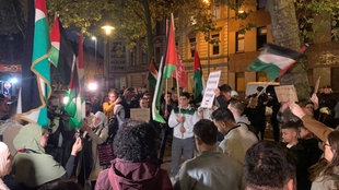 jamesholdenOG's tweet photo. Leon Wystrychowski ist der Anmelder des gewalttätigen Pro-#Hamas-Aufmarsches in #Duisburg heute Abend. Mitorganisiert hat auch das PFLP-nahe #Samidoun-Netzwerk. Leon ist ua. Autor bei @disorient_do und @MiGAZIN. Eure Position?
#Hamas #Israel_under_attack https://t.co/NmYEIZrNyC